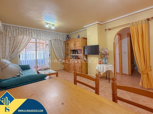 Apartamento en venta en Torrevieja, Aguas Nuevas. Apartamento con piscina comunitaria, en la provincia de Alicante, en la ciudad de Torrevieja. 2 habitaciones 65 m² 1 kilómetro. Apartamentos.
