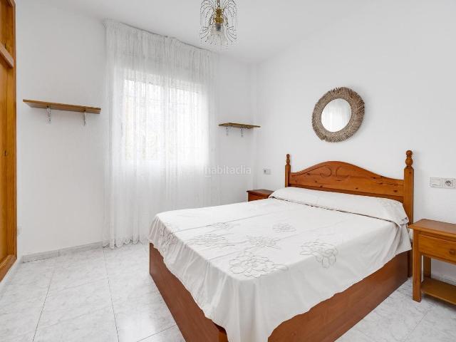 Apartamento en venta en Torrevieja, Aguas Nuevas. Planta baja de 2 dormitorios, con jardín privado 40 m2, piscina y parking comunitarios. Apartamentos.