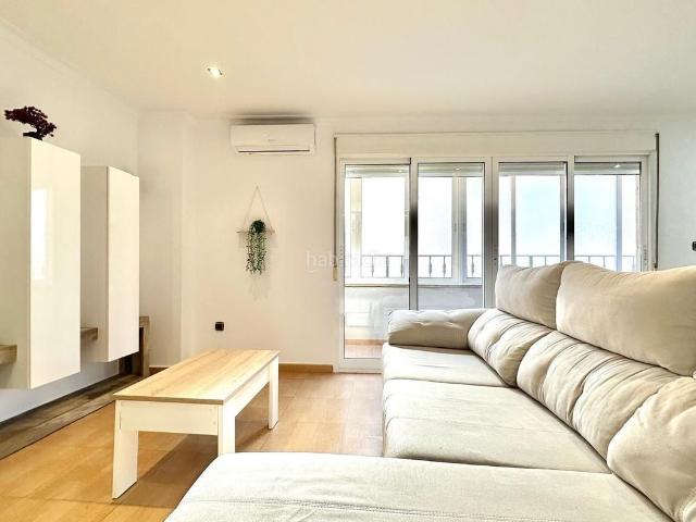 Apartamento en venta en Torrevieja, Antonio Machado. Amplio y espacioso apartamento de tres dormitorios a 900 metros del mar, Torrevieja. Reformado con estilo moderno y equipado con e. Apartamentos.