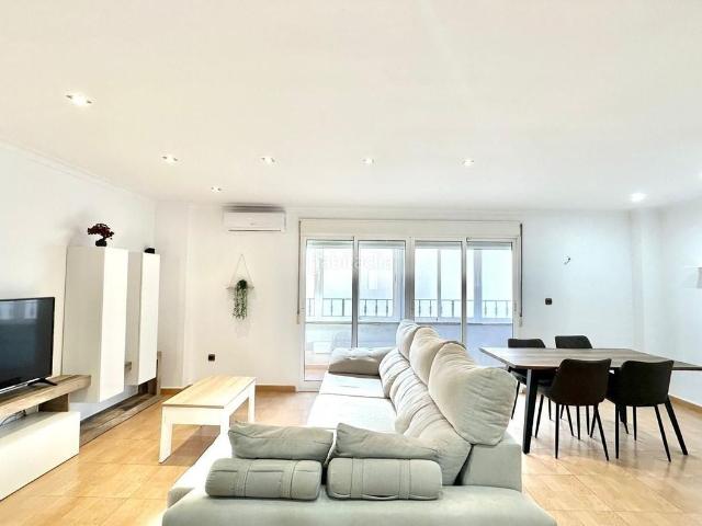 Apartamento en venta en Torrevieja, Antonio Machado. Amplio y espacioso apartamento de tres dormitorios a 900 metros del mar, Torrevieja. Reformado con estilo moderno y equipado con e. Apartamentos.