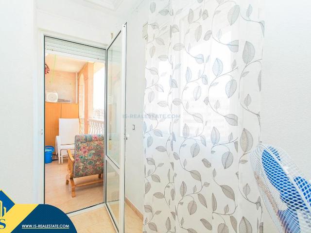 Apartamento en venta en Torrevieja, Antonio Machado. Apartamento con piscina comunitaria, en la provincia de Alicante, en la ciudad de Torrevieja. 3 habitaciones 105 m² 600 metros. Apartamentos.