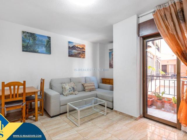 Apartamento en venta en Torrevieja, Antonio Machado. Apartamento con piscina comunitaria, en la provincia de Alicante, en la ciudad de Torrevieja. 3 habitaciones 61 m² 1 kilómetro. Apartamentos.
