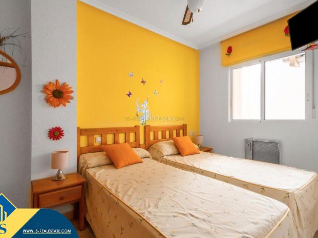 Apartamento en venta en Torrevieja, Antonio Machado. Apartamento con piscina comunitaria, en la provincia de Alicante, en la ciudad de Torrevieja. 1 habitación 49 m² 1 kilómetro d. Apartamentos.