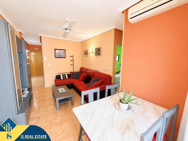 Apartamento en venta en Torrevieja, Antonio Machado. Apartamento con piscina comunitaria, en la provincia de Alicante, en la ciudad de Torrevieja. 2 habitaciones 58 m² 1,2 kilómet. Apartamentos.