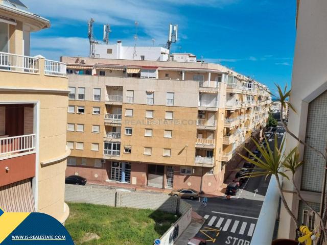 Apartamento en venta en Torrevieja, Antonio Machado. Apartamento con terraza en la provincia de Alicante, en Torrevieja, distrito Playa del Cura. 3 habitaciones 90 m² 300 metros a. Apartamentos.