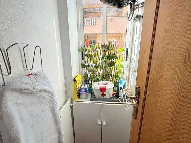 Apartamento en venta en Torrevieja, Antonio Machado. Apartamento de tres dormitorios en la zona Zona Colegio de Cuba, Torrevieja. Licencia turística, aire acondicionado, terraza. Apartamentos.