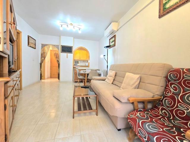 Apartamento en venta en Torrevieja, Antonio Machado. Apartamento de un dormitorio a 500 metros de la Playa del Cura, Torrevieja. Aparcamiento, trastero de 10 m, piscina, solárium, air. Apartamentos.