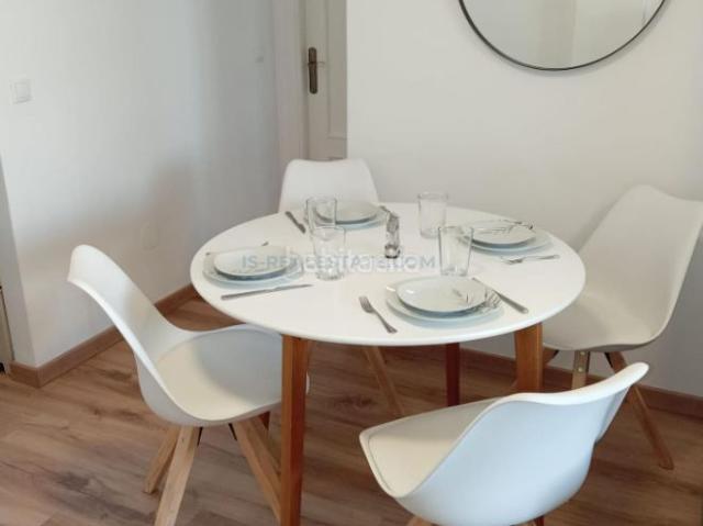 Apartamento en venta en Torrevieja, Antonio Machado. Apartamento reformado con piscina comunitaria, en la provincia de Alicante, en la ciudad de Torrevieja. 1 habitación 39 m² 1 k. Apartamentos.