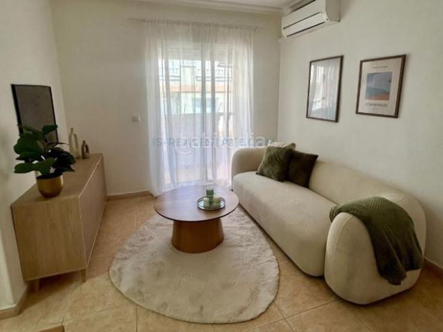 Apartamento en venta en Torrevieja, Antonio Machado. Apartamento reformado con terraza, en la provincia de Alicante, en la ciudad de Torrevieja. 2 habitaciones 47 m² 450 metros de. Apartamentos.