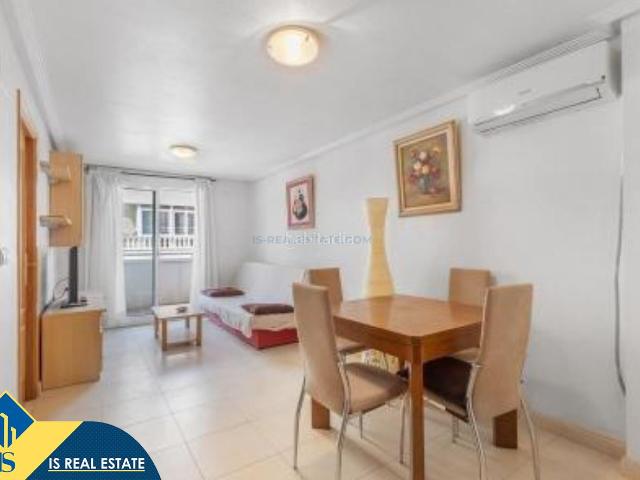 Apartamento en venta en Torrevieja, Antonio Machado. Apartamento reformado con terraza, en la provincia de Alicante, en la ciudad de Torrevieja. 2 habitaciones 57 m² 1 kilómetro d. Apartamentos.