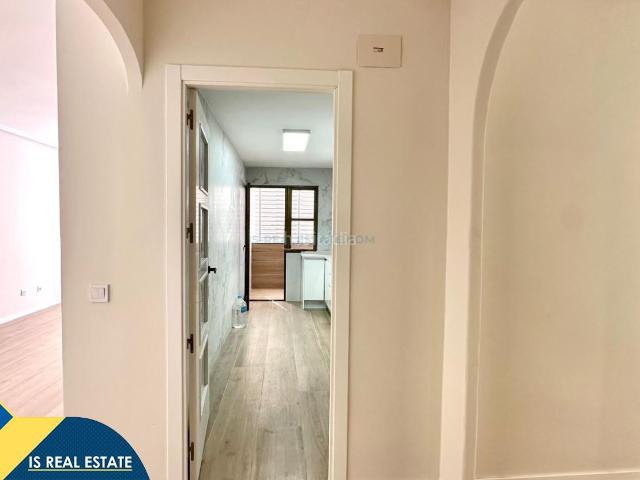 Apartamento en venta en Torrevieja, Antonio Machado. Apartamento reformado con terraza, en la provincia de Alicante, en la ciudad de Torrevieja. 3 habitaciones 100 m² 200 metros d. Apartamentos.