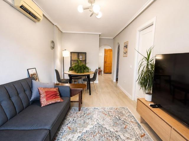 Apartamento en venta en Torrevieja, Antonio Machado. iexclVENTA DE APARTAMENTO REFORMADO EN TORREVIEJA!Te presentamos este fantaacutestico apartamento reformado en venta en Torrevieja. Apartamentos.