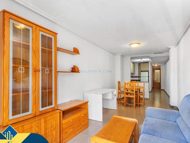 Apartamento en venta en Torrevieja, Centro Muelle Pesquero. Apartamento con balcón en la provincia de Alicante, en Torrevieja. 2 habitaciones 82 m² 900 metros del mar. Apartamentos.