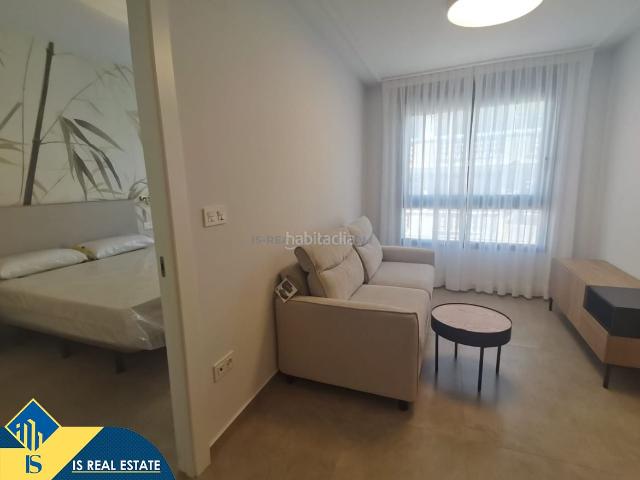 Apartamento en venta en Torrevieja, Centro Muelle Pesquero. Apartamento con piscina comunitaria, en la provincia de Alicante, en la ciudad de Torrevieja. 1 habitacion 57 m² 950 metros de.
