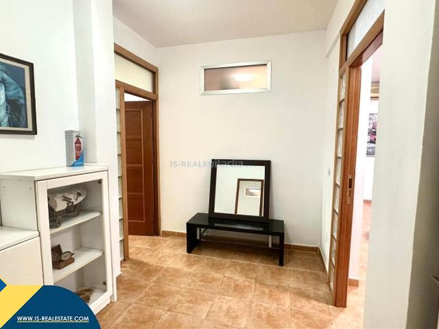 Apartamento en venta en Torrevieja, Centro Muelle Pesquero. Apartamento con terraza, en la provincia de Alicante, en la ciudad de Torrevieja. 4 habitaciones 157 m² 300 metros del mar.