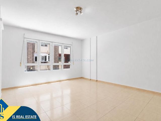 Apartamento en venta en Torrevieja, Centro Muelle Pesquero. Apartamento con terraza en la provincia de Alicante, en Torrevieja. 3 habitaciones 78 m² 200 metros del mar. Apartamentos.