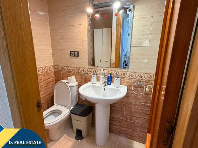 Apartamento en venta en Torrevieja, Centro Muelle Pesquero. Apartamento con terraza en la provincia de Alicante, en Torrevieja. 2 habitaciones 72 m² 200 metros del mar. Apartamentos.