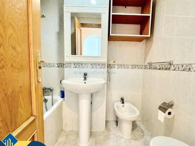 Apartamento en venta en Torrevieja, Centro Muelle Pesquero. Apartamento con terraza en la provincia de Alicante, en Torrevieja. 2 habitaciones 74 m² 1 kilómetro del mar. Apartamentos.