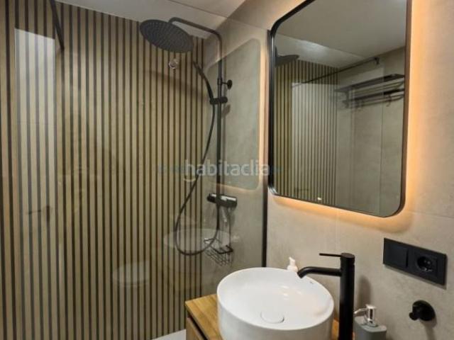 Apartamento en venta en Torrevieja, Centro Muelle Pesquero. Apartamento con terraza en la provincia de Alicante, en Torrevieja. 2 habitaciones 80 m² 1 kilómetro del mar. Apartamentos.