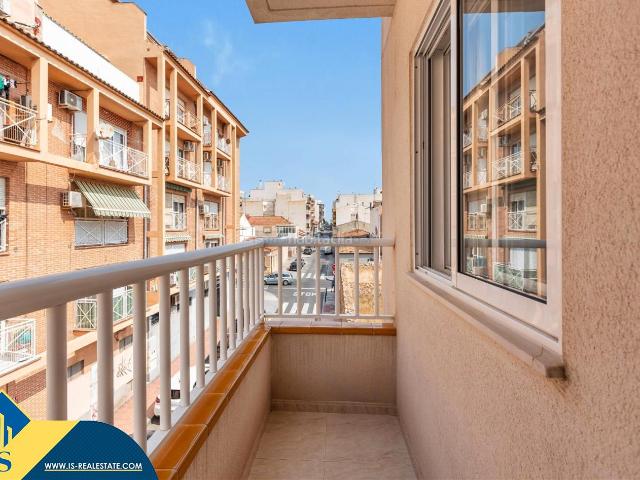 Apartamento en venta en Torrevieja, Centro Muelle Pesquero. Apartamento con terraza en Torrevieja, provincia de Alicante. 2 habitaciones 69 m² 700 metros al mar. Apartamentos.