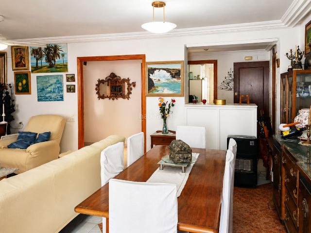 Apartamento en venta en Torrevieja, Centro Muelle Pesquero. Apartamento de tres dormitorios con vistas al mar junto al Club Náutico en el centro de Torrevieja. Ascensor, lavandería, a 50 met.