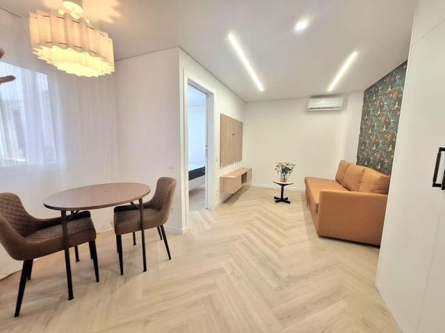 Apartamento en venta en Torrevieja, Centro Muelle Pesquero. Apartamento de un dormitorio tras una reforma integral de alta calidad en pleno centro de Torrevieja. Aire acondicionado, ascensor.