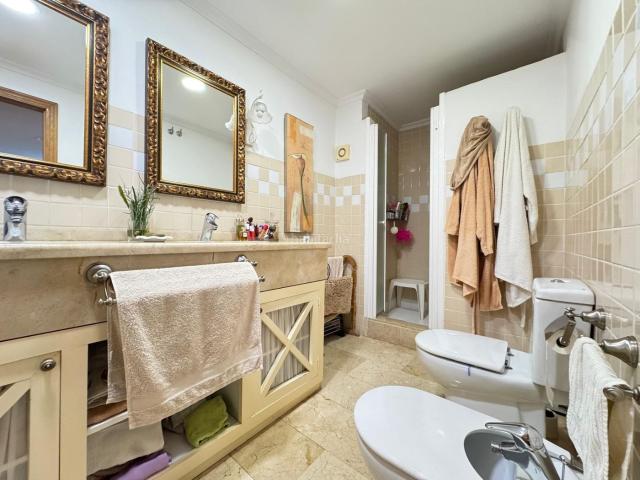 Apartamento en venta en Torrevieja, Centro Muelle Pesquero. APARTAMENTO EN TORREVIEJA CON GARAJETRASTERO INCLUIDO. 4 DORMITORIOS. 3 BAÑOS. Apartamentos.