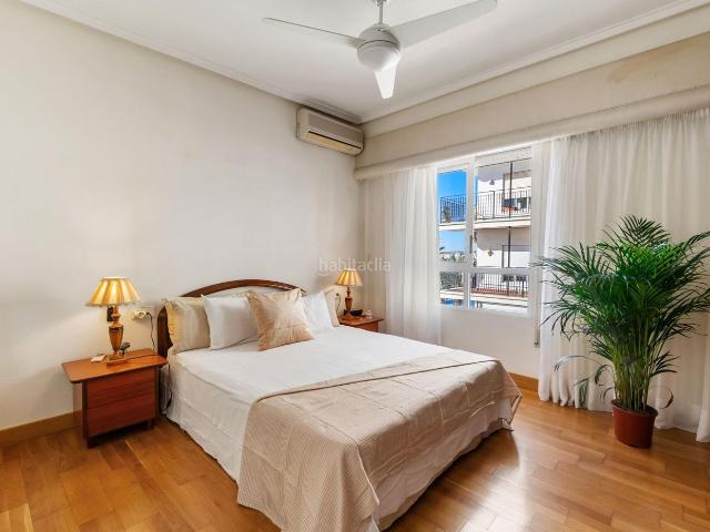 Apartamento en venta en Torrevieja, Centro Muelle Pesquero. Apartamento exclusivo frente al puerto de Torrevieja con impresionantes vistas al marUbicado en una de las zonas más privilegiadas.