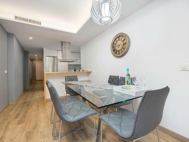 Apartamento en venta en Torrevieja, Centro Muelle Pesquero. Apartamento moderno de tres dormitorios del año 2017 en una ubicación excelente en Torrevieja. Patio privado, terraza, aparcamient.