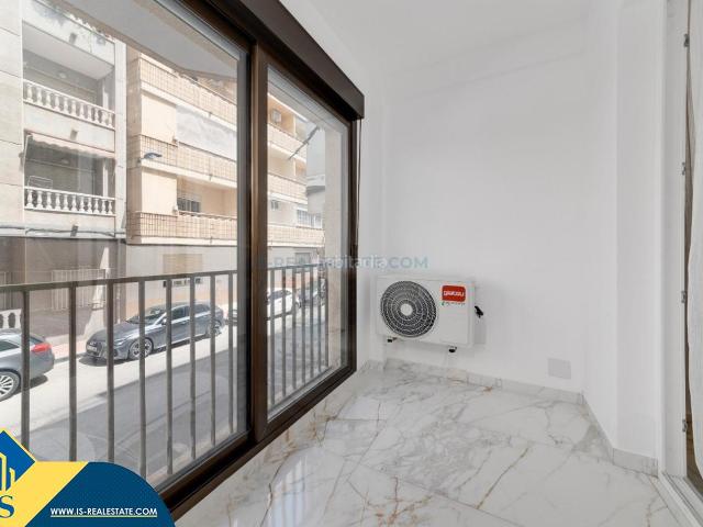 Apartamento en venta en Torrevieja, Centro Muelle Pesquero. Apartamento reformado cerca del mar en Torrevieja, provincia de Alicante. 3 habitaciones 99 m² 100 metros al mar. Apartamentos.