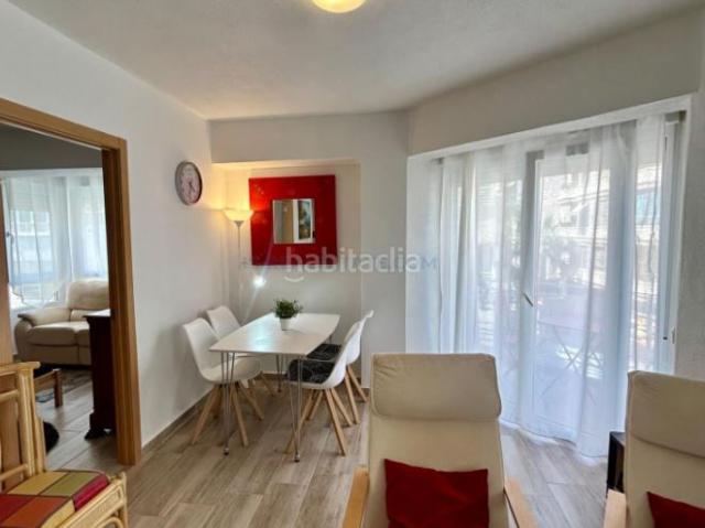 Apartamento en venta en Torrevieja, Centro Muelle Pesquero. Apartamento reformado con terraza, en la provincia de Alicante, en la ciudad de Torrevieja. 3 habitaciones 100 m² 200 metros d.