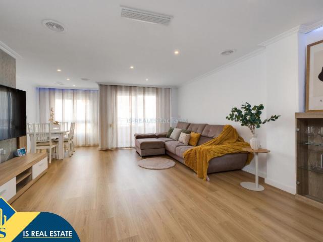 Apartamento en venta en Torrevieja, Centro Muelle Pesquero. Apartamento reformado con terraza, en la provincia de Alicante, en la ciudad de Torrevieja. 3 habitaciones 135 m² 700 metros d.