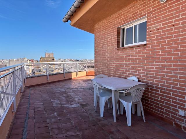 Apartamento en venta en Torrevieja, Centro Muelle Pesquero. Ático exterior con gran terraza chill out de 50 m, cerca del centro y del mar. Apartamentos.