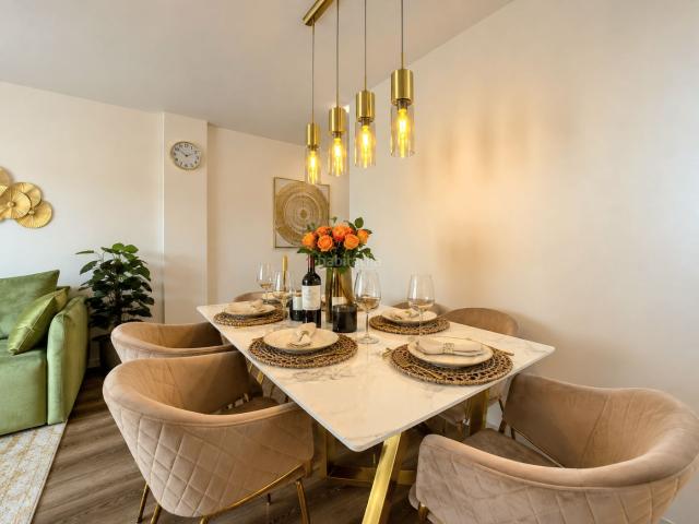 Apartamento en venta en Torrevieja, Centro Muelle Pesquero. Exclusivo apartamento de tres dormitorios completamente reformado y con vistas al mar en el centro de Torrevieja, a tan solo 80 me.