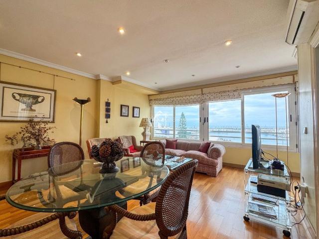 Apartamento en venta en Torrevieja, Centro Muelle Pesquero. Fantástica vivienda situada en una de las ubicaciones más privilegiadas de Torrevieja, en el emblemático Paseo Vista Alegre, con i.