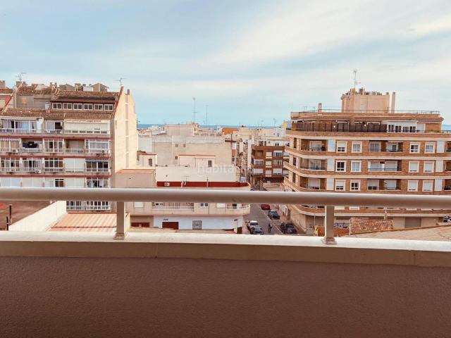 Apartamento en venta en Torrevieja, El Molino. Amplio apartamento con vistas al mar en el centro de Torrevieja. Apartamentos.