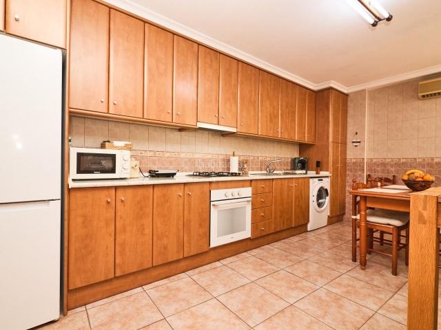 Apartamento en venta en Torrevieja, El Molino. Amplio piso en Torrevieja con solárium privado y entrada independiente, ubicado en primera planta de un edificio familiar de solo. Apartamentos.