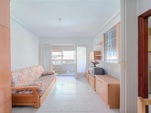 Apartamento en venta en Torrevieja, El Molino. Amplio y luminoso apartamento de un dormitorio en el centro de Torrevieja. Terraza, ascensor y piscinas en el complejo residencial. Apartamentos.