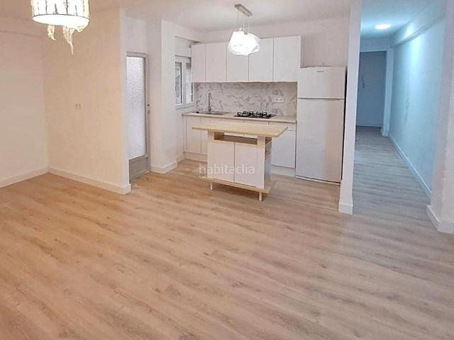 Apartamento en venta en Torrevieja, El Molino. Apartamento céntrico reformado y espacioso aprox. 87 m2 1.ª planta con balcón, a tan solo 800 m del paseo marítimo. Apartamentos.