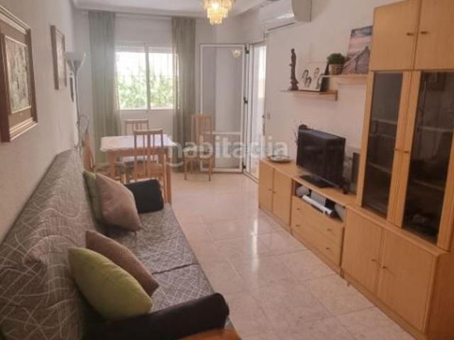 Apartamento en venta en Torrevieja, El Molino. Apartamento con piscina comunitaria, en la provincia de Alicante, en la ciudad de Torrevieja. 1 habitación 44 m² 700 metros de. Apartamentos.