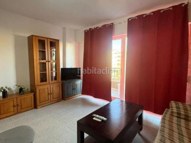 Apartamento en venta en Torrevieja, El Molino. Apartamento con piscina comunitaria, en la provincia de Alicante, en la ciudad de Torrevieja. 1 habitación 45 m² 1 kilómetro d. Apartamentos.