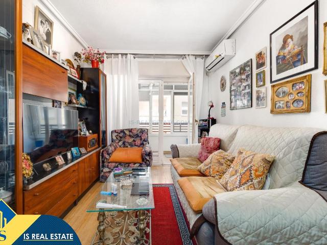 Apartamento en venta en Torrevieja, El Molino. Apartamento con piscina comunitaria, en la provincia de Alicante, en la ciudad de Torrevieja. 1 habitación 62 m² 1,4 kilómetro. Apartamentos.