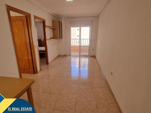 Apartamento en venta en Torrevieja, El Molino. Apartamento con piscina comunitaria, en la provincia de Alicante, en la ciudad de Torrevieja. 2 habitaciones 57 m² 1 kilómetro. Apartamentos.