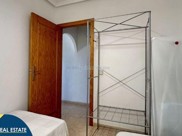 Apartamento en venta en Torrevieja, El Molino. Apartamento con piscina comunitaria, en la provincia de Alicante, en la ciudad de Torrevieja. 2 habitaciones 65 m² 1,4 kilómet. Apartamentos.