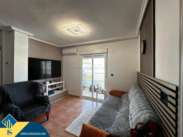 Apartamento en venta en Torrevieja, El Molino. Apartamento con terraza en Torrevieja, provincia de Alicante. 3 habitaciones 90 m² 800 metros del mar. Apartamentos.