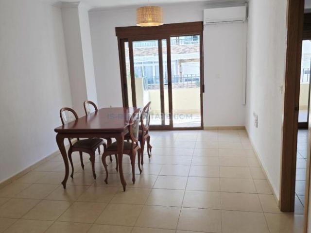 Apartamento en venta en Torrevieja, El Molino. Apartamento con terraza, en la provincia de Alicante, en la ciudad de Torrevieja. 3 habitaciones 121 m² 700 metros del mar. Apartamentos.