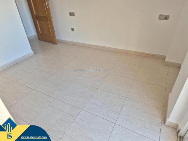 Apartamento en venta en Torrevieja, El Molino. Apartamento con terraza, en la provincia de Alicante, en la ciudad de Torrevieja. 3 habitaciones 84 m² 1,4 km del mar. Apartamentos.