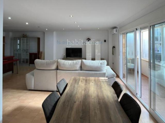 Apartamento en venta en Torrevieja, El Molino. Apartamento con terraza en la provincia de Alicante, en Torrevieja. 3 habitaciones 160 m² 1,3 kilómetros del mar. Apartamentos.