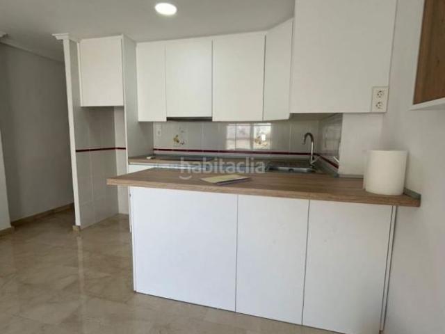 Apartamento en venta en Torrevieja, El Molino. Apartamento con terraza en la provincia de Alicante, en Torrevieja. 3 habitaciones 96 m² 1,4 kilómetros del mar. Apartamentos.