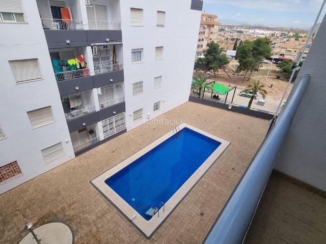Apartamento en venta en Torrevieja, El Molino. Apartamento de 2 dormitorios con piscina y terraza junto a Plaza del Molino Torrevieja. Apartamentos.